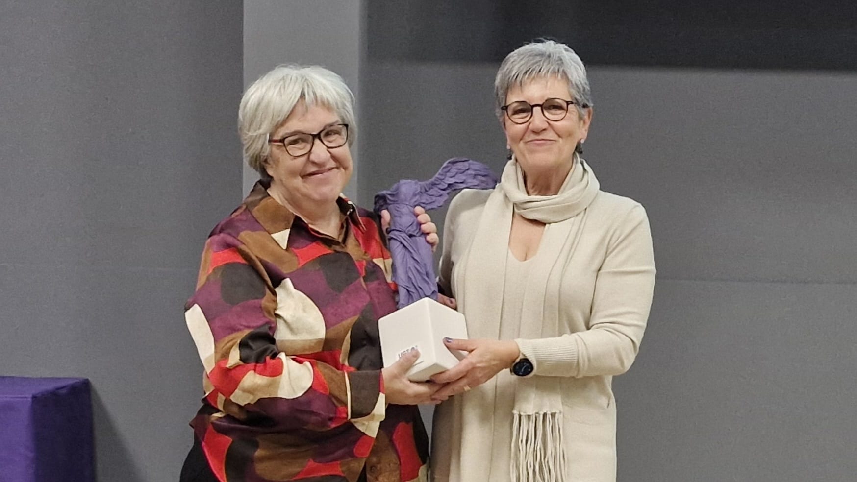 Patro Sánchez entrega el Premio 8M 'Isabel Expósito Agúndez' a Luz Martínez.