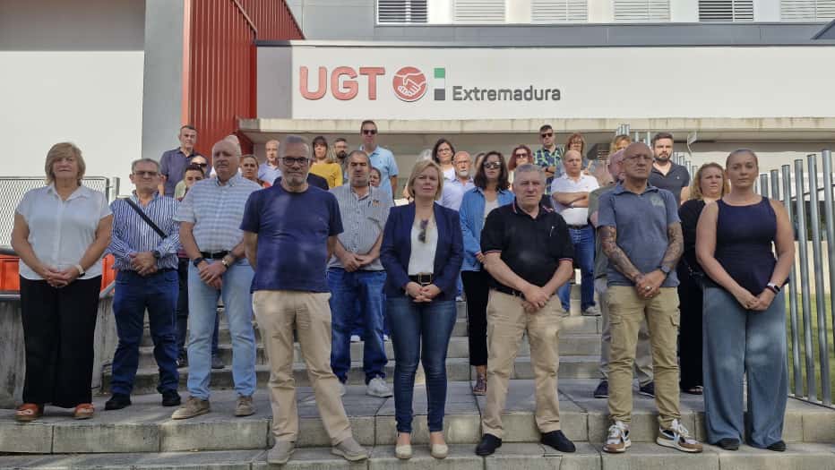 UGT despide a Guillermo Fernández Vara con un minuto de silencio.