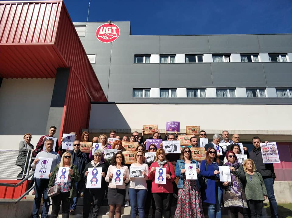 UGT Extremadura realiza minuto de silencio por una nueva víctima de violencia de género asesinada en Villanueva de Castellón (Valencia).